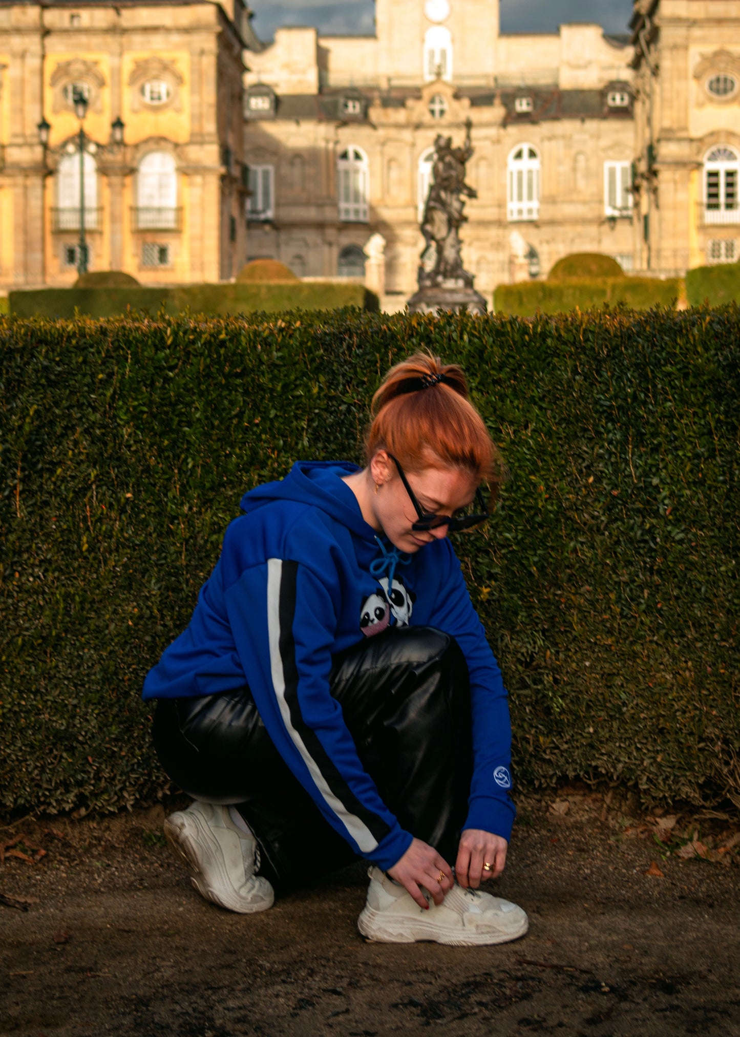 Sudadera azul con detalle en las mangas y estampado frontal.
