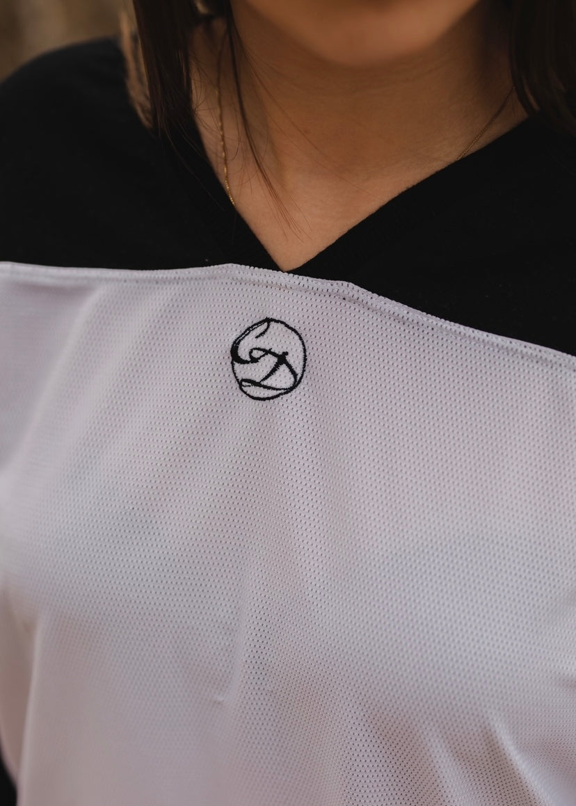 Camiseta de Rugby con logo en el pecho.