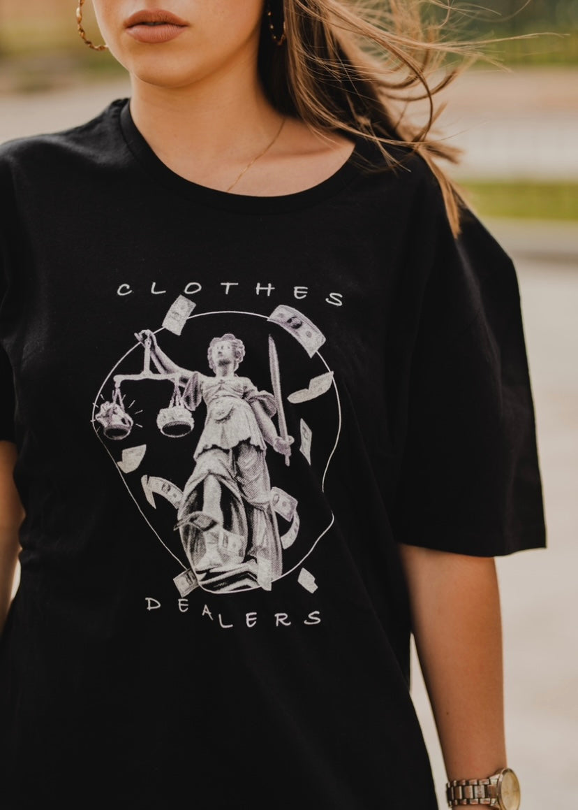 Camiseta negra de manga corta con estampado.