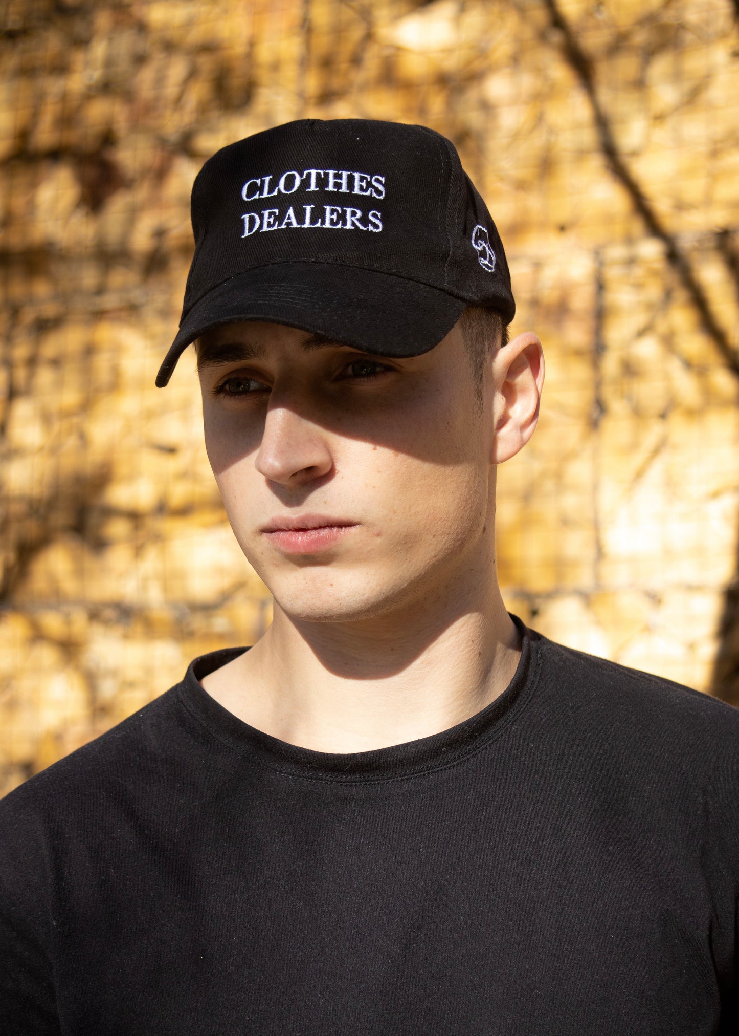 Gorra negra con bordado blanco.