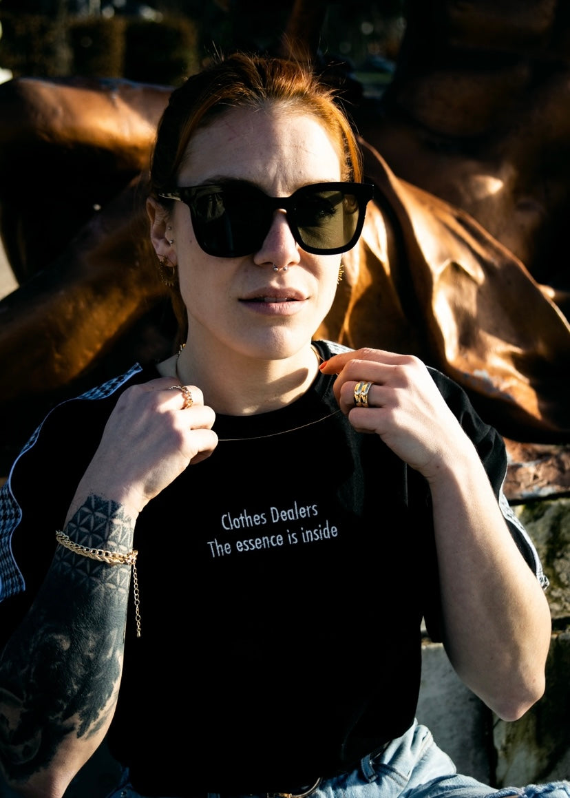 Camiseta con bordado en el pecho.