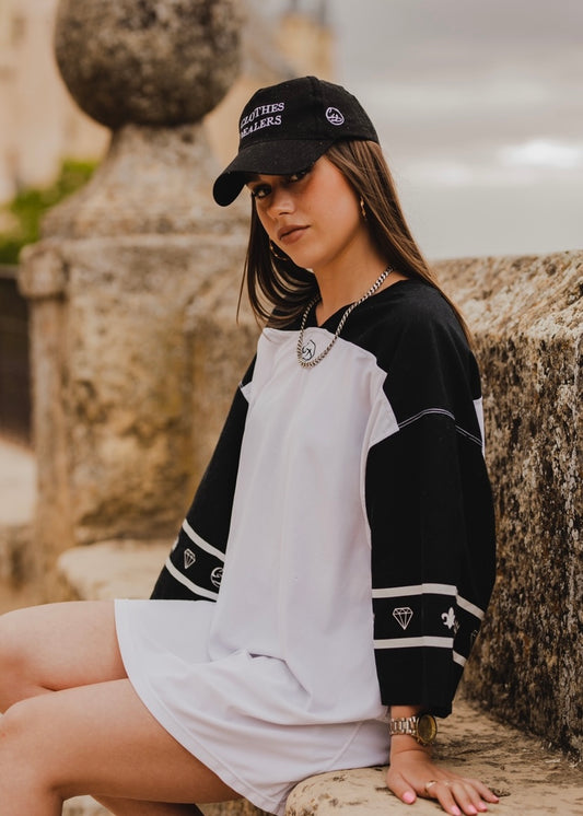 Camiseta de rugby blanca y negra.