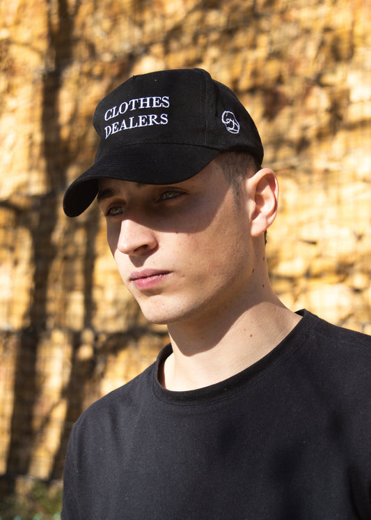 Gorra negra con bordado blanco.