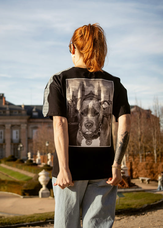 Camiseta con bordado y estampado de un Pitbull en la espalda.